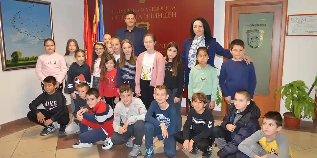 ucenici vo poseta na Opstinata – (1)